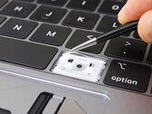 Apple hat vergeblich versucht, die Butterfly-Tastatur durch eine Gummi-Einfassung zu retten. (Bildquelle: iFixit)