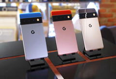 Neue Bilder zeigen das Google Pixel 6 in drei möglichen Farbtönen. (Bild: @TechScoreNY, Twitter)