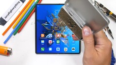 Auch das gehört bei Foldables wie dem Huawei Mate X2 zum Durability-Test: Staub am flexiblen Display und (hoffentlich nicht) im Scharnier. (Bild: JerryRigEverything)