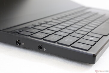 Die Tastatur ist nach vorne gerückt, um Platz für das ScreenPad zu schaffen.