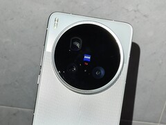 Vermutlich ist hier bereits ein finales Vivo X200 Ultra im ersten Hands-On-Video zu sehen, inklusive sehr dickem Zeiss-Kamera-Modul. (Bildquelle: Little Red Book, Weibo)