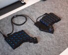 Das ZSA Navigator Trackpad wird an der flachen, geteilten, ergonomischen mechanischen Tastatur Voyager befestigt