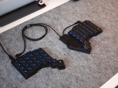 Das ZSA Navigator Trackpad wird an der flachen, geteilten, ergonomischen mechanischen Tastatur Voyager befestigt
