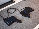 Das ZSA Navigator Trackpad wird an der flachen, geteilten, ergonomischen mechanischen Tastatur Voyager befestigt