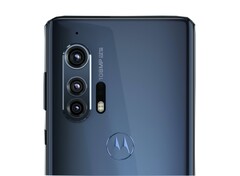 Trotz des hochauflösenden Sensors der Hauptkamera kann das Motorola Edge+ nicht ganz mit den aktuellen Spitzenreitern mithalten. (Bild: Motorola)