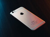 Das Apple iPhone SE und das iPhone 6s sollen keine größeren Software-Updates mehr erhalten. (Bild: Luis Felipe Lins)