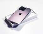 Der Nachfolger des abgebildeten Apple iPhone 14 Pro Max könnte sowohl robuster als auch leichter werden. (Bild: Victor Serban)
