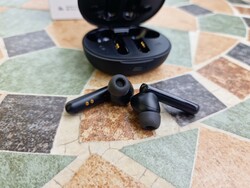 Auch die Kopfhörer besitzen eine Status-LED für den Akkustand