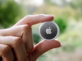 Ein Apple AirTag kann über die "Wo ist?"-App aufgespürt werden, sobald er in die Bluetooth-Reichweite eines Apple-Geräts kommt. (Bild: Apple)