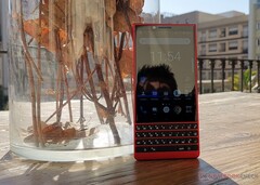 Wer gern ein professionelles BlackBerry-Smartphone in auffälligem Rot hätte wird beim BlackBerry Key2 fündig.
