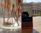Wer gern ein professionelles BlackBerry-Smartphone in auffälligem Rot hätte wird beim BlackBerry Key2 fündig.