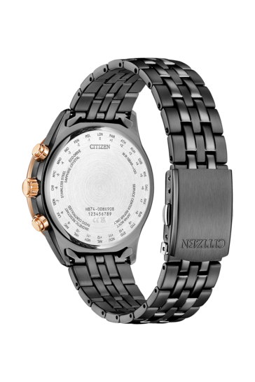 Die Rückseite der Citizen Eco-Drive BY1036-53L zeigt das schwarze Edelstahlarmband sowie die UTC-Stadtcodes auf dem Gehäuseboden