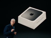 Apple-Chef Tim Cook hat das "Developer Transition Kit" in Form eines Mac Mini zur WWDC präsentiert. (Bild: Apple)