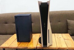 Die Sony PlayStation 5 ist gigantisch, selbst im Vergleich zur Xbox Series X. (Bild: Gamersnack, Youtube)