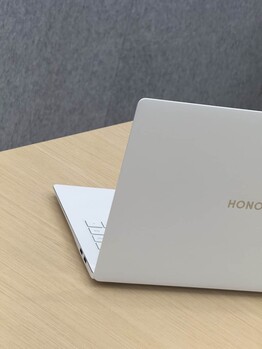 Das MagicBook Pro 14 wird auch in Weiß angeboten.