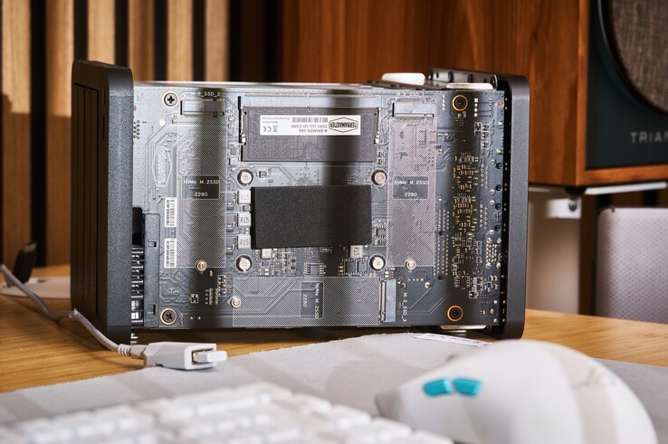 Am Mainboard des F4-425 Plus finden sich drei M.2-2280-Steckplätze.