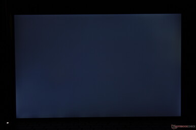 Leicht bis mäßig uneben, Backlight Bleeding entlang der Ecken