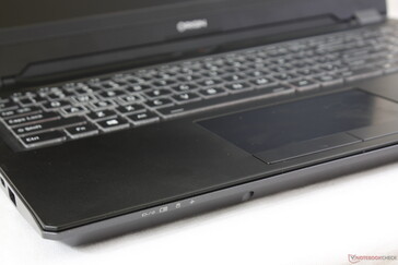 Auf den Oberflächen fallen Fingerabdrücke weniger stark auf als bei der Razer Blade-Reihe. Die stilistischen Ecken ähneln den Ecken vieler Clevo-Systeme