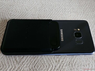 Die magnetische Hülle hält sicher am Smartphone, sofern kein Case genutzt wird, ansonsten nutzt man den enthaltenen Magnetring.