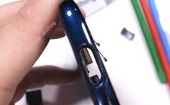 Ein vollständiger Teardown entblößt nicht nur die Heatpipe, auch die Pop-Up-Kamera wird entfernt.