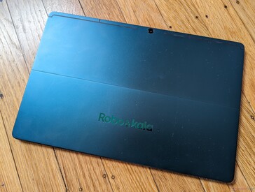 Die Aluminium-Rückseite fühlt sich qualitativ hochwertig, aber auch fragil an