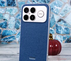 Das Poco F8 Ultra packt einen großen Bose-Lautsprecher in das Kameramodul.