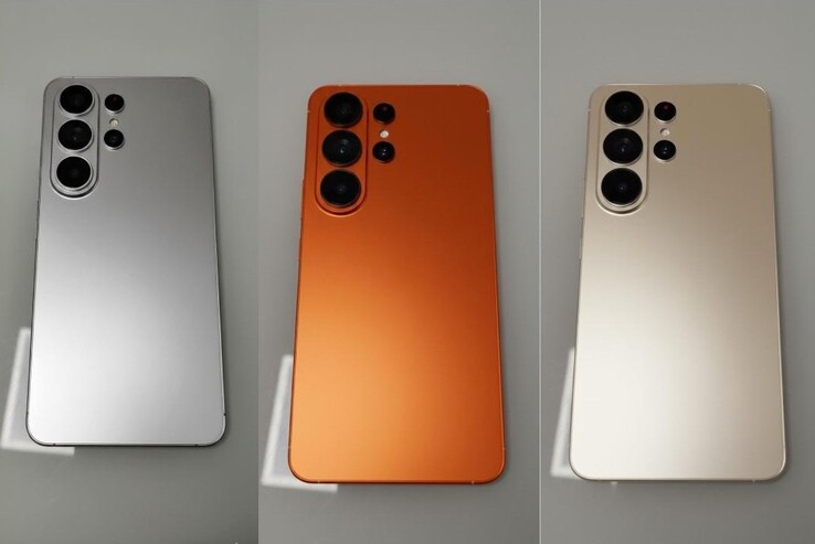 Drei Galaxy S26 Ultra Dummys, von denen eines für Diskussionen auf Reddit sorgt.