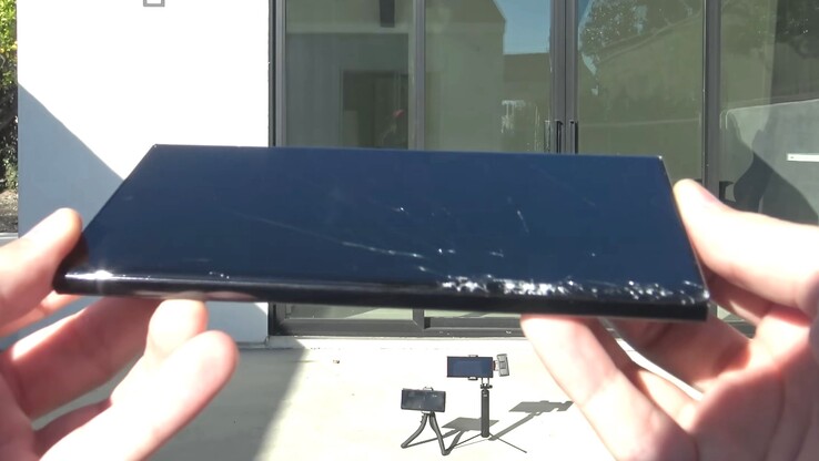 Weder Vorder- noch Rückseite des ersten Gorilla Glas Victus 2 Phones bleiben beim Drop-Test unversehrt. (Bild: PBKReviews)