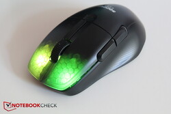 Die RGB-Beleuchtung lässt die wabenartige Struktur der Bionic Shell erkennen