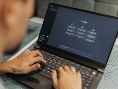 Person tippt an einem Laptop mit geöffneter ChatGPT-Startseite