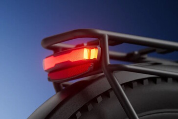 Das Rücklicht kann die Abbiegerichtung anzeigen (Bildquelle: Tenways)