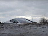 Tesla Cybertruck mit Wade Mode für die Fahrt durch tiefes Wasser (Bild: TechRax / Youtube)