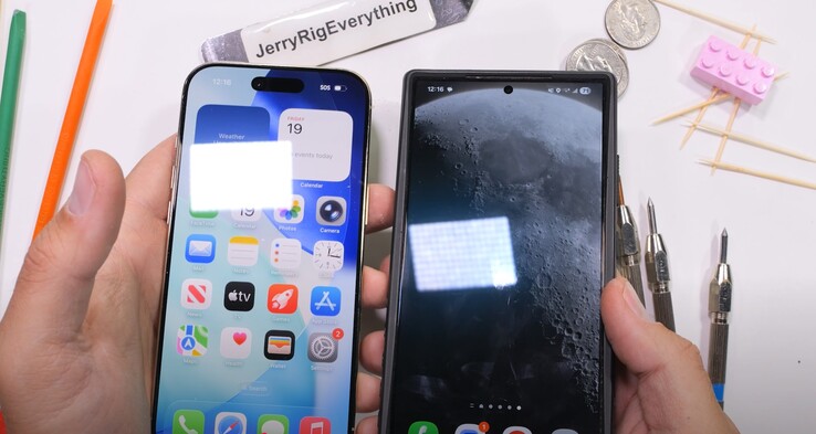 Im direkten Vergleich mit dem Samsung Galaxy S24 Ultra schluckt Apples iPhone Air Displayglas deutlich weniger Reflexionen.