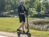 Den E-Scooter Ausom L1 mit ABE gibt es derzeit für nur 469 Euro. (Bildquelle: Geekbuying)