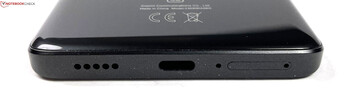 Fußseite: Lautsprecher, USB-C 2.0, Mikrofon, Dual-SIM