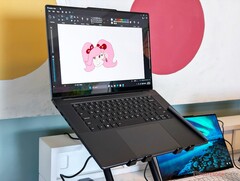 Das Yoga Pro 9i der elften Generation verzichtet auf den Ziffernblock des Vorgängermodells. (Bildquelle: Notebookcheck)