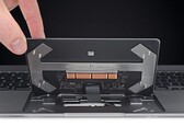 Das Trackpad-Kabel kann nun einfach vom Mainboard getrennt werden, wodurch sich sowohl das Trackpad als auch der Akku einfacher tauschen lassen. (Bild: iFixit)