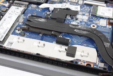Beachten Sie die Aluminiumplatte, die die verlöteten RAM-Module schützt, und die leeren GPU- und VRAM-Steckplätze unterhalb der Heatpipes für die optionalen GeForce MX450 SKUs