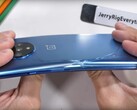 Das Glas an der Rückseite des OnePlus 7T bricht im Bend-Test von JerryRigEverything.