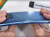 Das Glas an der Rückseite des OnePlus 7T bricht im Bend-Test von JerryRigEverything.
