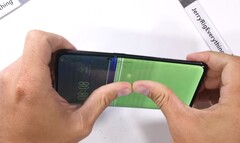 Das AMOLED-Display des Oppo Find X ist nach dem Bend-Test komplett zerstört.