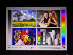 Der Kontrast ist bei extremen Winkeln gleichmäßiger als bei IPS, allerdings wird ein Regenbogeneffekt sichtbar