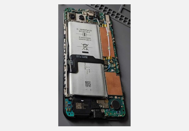 Der Akku des Pixel 5a passt gerade so in das Gehäuse des Pixel 4a 5G. (Bild: fakesky-, Reddit)
