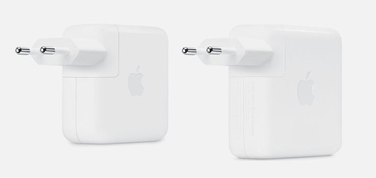Das ältere 67 Watt Ladegerät (rechts im Bild) ist größer, trotz minimal niedrigerer Leistung.
