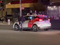 Der kleine autonom fahrende Chevy Bolt hielt am Straßenrand zunächst vorschriftsmäßig zur Polizeikontrolle an (Bild: b.rad916)