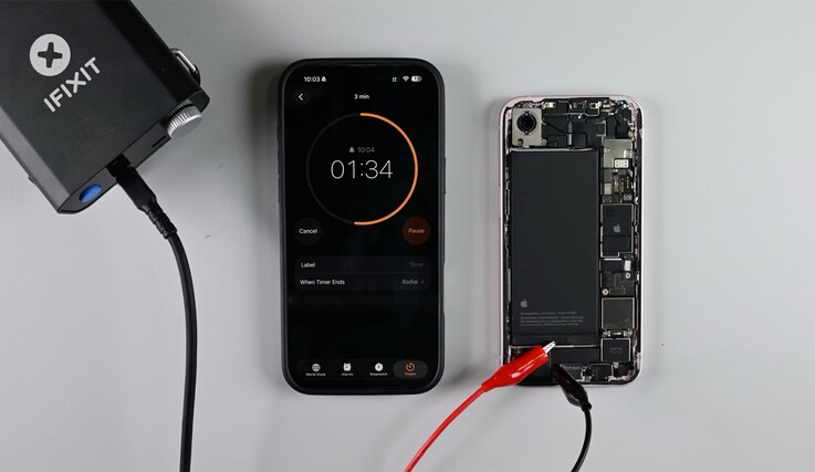 Der Akku des iPhone 17e kann vom Gehäuse gelöst werden, indem dem Klebstoff eine geringe Spannung zugeführt wird.