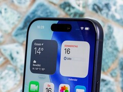 Der Nachfolger des abgebildeten iPhone 17 Pro soll eine kleinere Punch-Hole erhalten. (Bildquelle: Notebookcheck)
