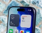 Der Nachfolger des abgebildeten iPhone 17 Pro soll eine kleinere Punch-Hole erhalten. (Bildquelle: Notebookcheck)