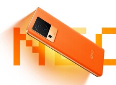 Das iQOO Neo 7 Pro wird mit einer orangen Rückseite mit Leder-Textur angeboten. (Bild: iQOO)