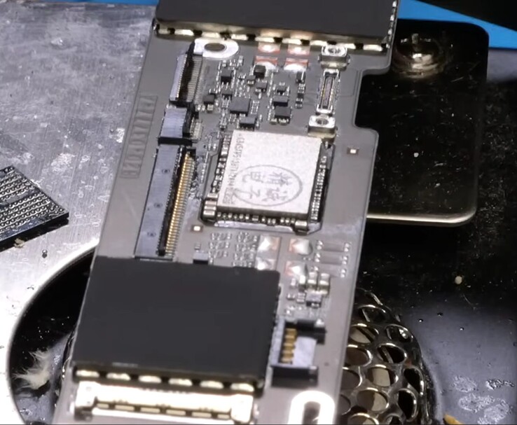 MacBook Neo Logic Board mit installiertem 1 TB NAND-Chip.
